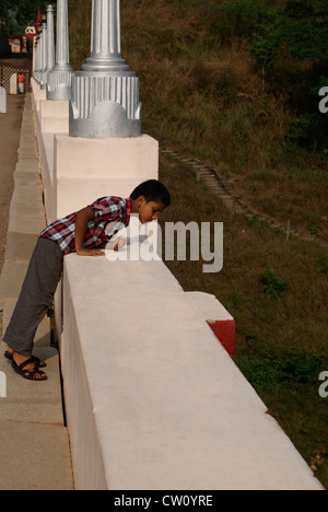 Petit Enfant Garçon voir le site du barrage de la paysages haut de très gros dangereusement barrage.Scène de grands barrages d'Irrigation,Kerala Inde Banque D'Images