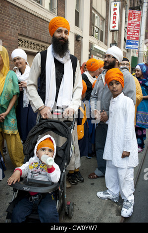 Les familles sikhes assister à la 25e Défilé Sikh sur Madison Avenue Banque D'Images