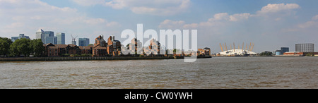 Canary Wharf et le Millennium Dome on Thames Banque D'Images