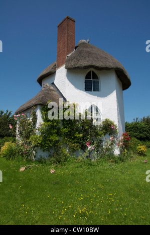 Cette drôle de petite chaumière à Stanton Drew dans le Somerset est appelé La maison ronde, il s'agissait d'une turnpike toll house. Angleterre, Royaume-Uni. Banque D'Images