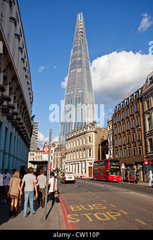 Scène de rue sur Southwark Street avec le Shard building en arrière-plan, London Bridge Street, London, SE1 9SG, England, UK. Banque D'Images