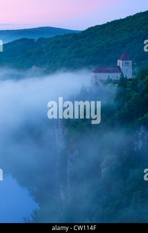 Misty sur Saint Cirq Lapopie, Vallée du Lot, Midi-Pyrénées, France Banque D'Images