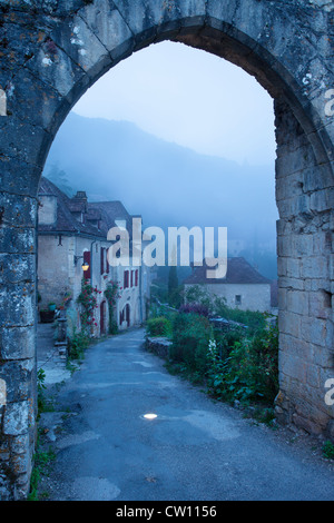 Misty à la porte d'entrée à Saint Cirq Lapopie, Vallée du Lot, Midi-Pyrénées, France Banque D'Images