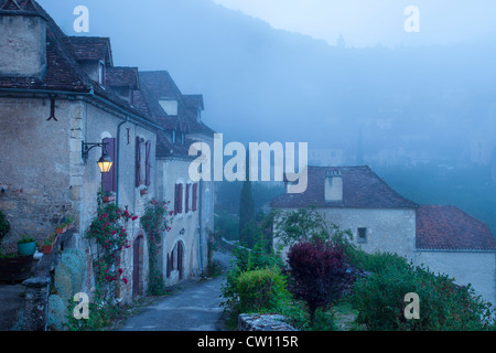 Misty à la porte d'entrée à Saint Cirq Lapopie, Vallée du Lot, Midi-Pyrénées, France Banque D'Images