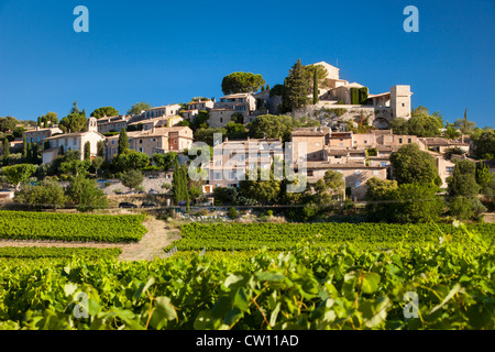 Village perché de Lioux, dans le Luberon, Provence France Banque D'Images