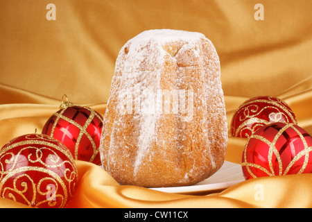 Composition de Noël sur un fond doré : Pandoro, un gâteau de Noël italien typique, et décorations de Noël Banque D'Images