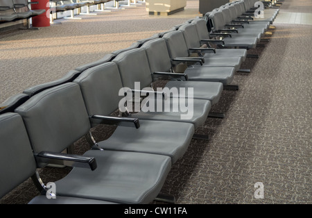 Terminal de l'aéroport d'attente avec des chaises Banque D'Images