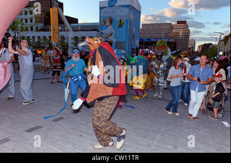 Big Nazo musiciens masqués dans la rue au cours de la Montréal Festival Juste pour rire. Banque D'Images