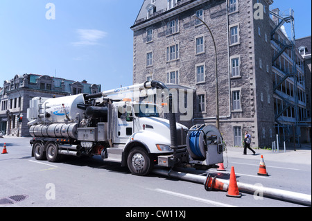 Vactor 2100 camion aspirateur d'égout sur la rue Ste Catherine, Montréal, province de Québec, Canada. Banque D'Images