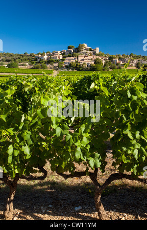 Village perché de Lioux, dans le Luberon, Provence France Banque D'Images