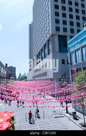 Une partie de la rue Ste Catherine qui est fermé aux voitures pendant les mois d'été. Gay Village, Montréal. Banque D'Images