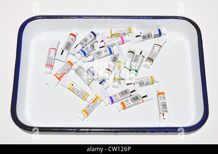 Winsor & Newton artists' peintures aquarelle de qualité dans des tubes sur boucherie magasin utilisé comme palette pour mélanger les couleurs Banque D'Images