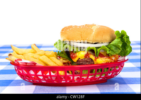 Un cheeseburger fraichement grillés dans un panier rouge avec frites fraîchement cuites. Banque D'Images