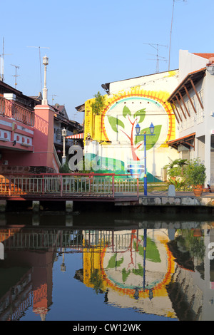 Murale colorée sur le côté du bâtiment à côté de la rivière Melaka en Melaka. Banque D'Images