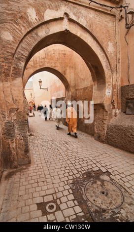 Des rues pavées, des passages étroits, et architecture traditionnelle dans l'ancienne médina de Marrakech, Maroc Banque D'Images