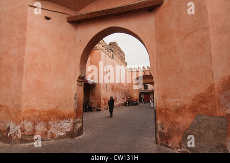 Des rues pavées, des passages étroits, et architecture traditionnelle dans l'ancienne médina de Marrakech, Maroc Banque D'Images