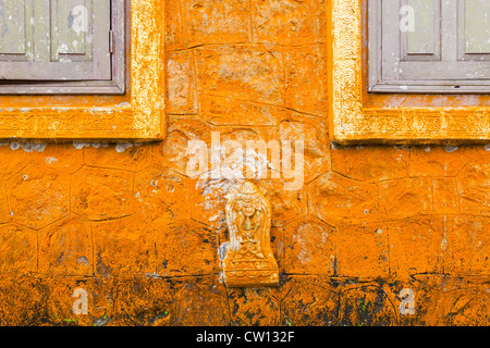 Détail du mur au Wat Sampov la PRAM (ou 'Cinq bateaux Wat') sur la montagne de Bokor - la province de Kampot, au Cambodge Banque D'Images