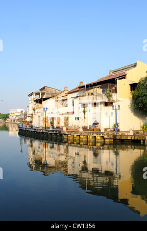 Les bâtiments du patrimoine colonial sur la rivière Melaka en Melaka. Banque D'Images