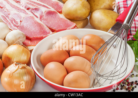 Ingrédients pour la frittata avec bacon, pommes de terre, champignons et l'oignon. Banque D'Images