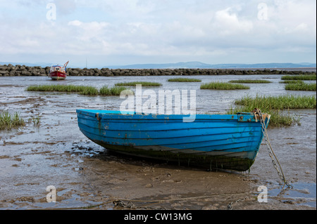 Ancien Bleu barque échoua par la marée dans la baie de Morecambe, Lancashire Banque D'Images