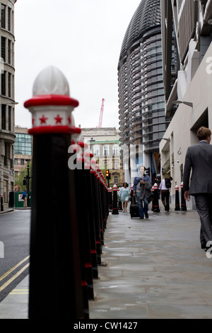 Bâtiment de bureaux Walbrook Vanguard Asset Management et bollards avec Worldpay sur London Street Banque D'Images