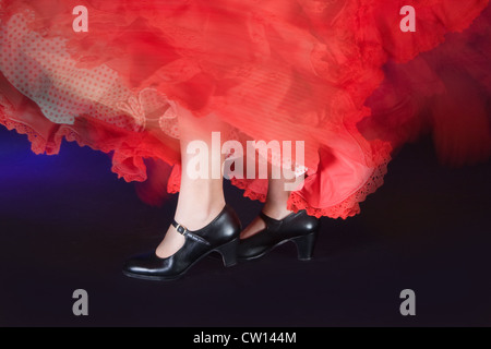 Détail de la jupe tourbillonnante et trépignement d'un danseur de flamenco Banque D'Images