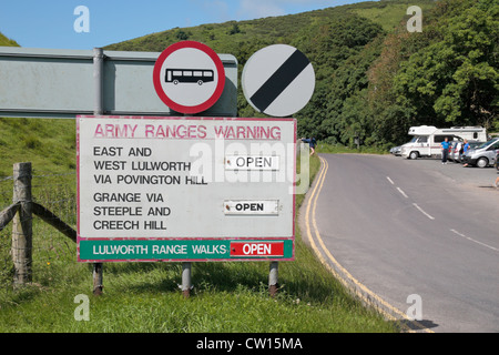 Signe de route de tir d'avertissement de l'Armée de l'activité à proximité de château de Corfe, Dorset, UK. (Voir notes) Banque D'Images