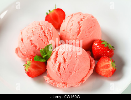 Boules de crème glacée aux fraises et de fraises fraîches Banque D'Images