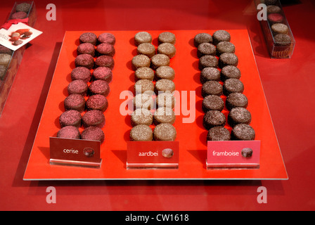 Bruxelles, Belgique. Vitrine dans les galeries St Hubert. La confiserie - cerise, fraise, framboise Banque D'Images