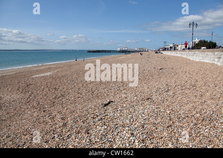 Ville de Portsmouth, en Angleterre. La plage de galets à Southsea avec la South Parade Pier en arrière-plan. Banque D'Images