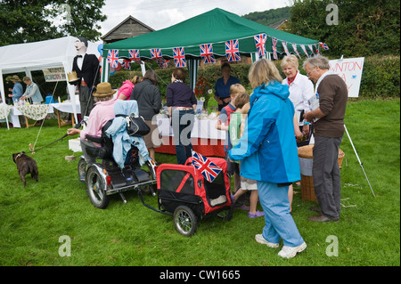 Visiteurs parcourir cale au fete Jour de l'épouvantail dans village de Brampton Bryan Herefordshire Angleterre UK Banque D'Images