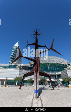 Homem-Sol (Sun Man) de la sculpture. Commercial Vasco da Gama et São Gabriel Tower dans le dos. Parque das Nações à Lisbonne, Portugal. Banque D'Images