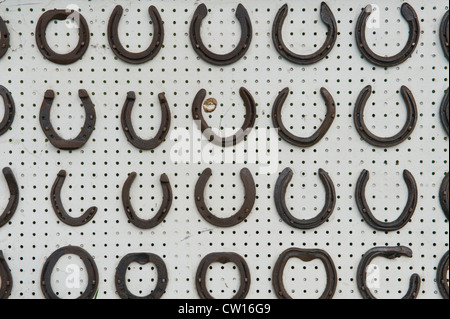 Sélection de chaussures cheval de divers types et tailles sur l'affichage à l'farriers dans village de Brampton Bryan Herefordshire Angleterre UK Banque D'Images