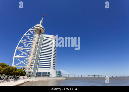 Tour Vasco da Gama, la myriade d'hôtel et le Pont Vasco da Gama dans le Parc des Nations (Parque das Nações). Lisbonne, Portugal. Banque D'Images