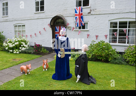 Effigie de la Reine et corgis sur pelouse du jardin à l'extérieur chambre le jour de l'épouvantail dans village de Brampton Bryan Herefordshire Angleterre UK Banque D'Images