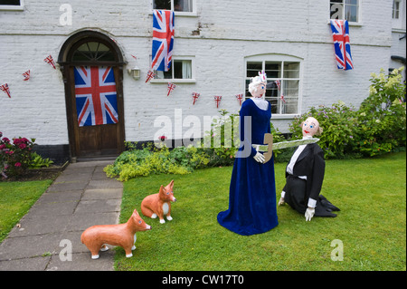 Effigie de la Reine et corgis sur pelouse du jardin à l'extérieur chambre le jour de l'épouvantail dans village de Brampton Bryan Herefordshire Angleterre UK Banque D'Images