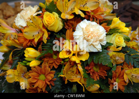 Un bouquet de fleurs jaune/or à une célébration de mariage au Royaume-Uni. Banque D'Images