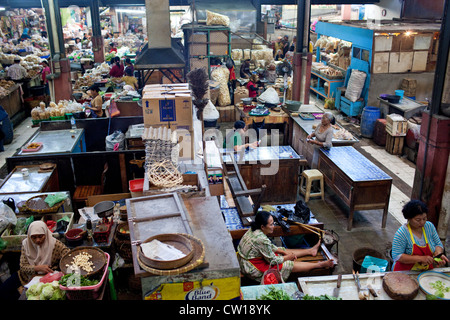 Marché traditionnel Pasar Gede en Solo (Surakarta), Java, Indonésie Banque D'Images