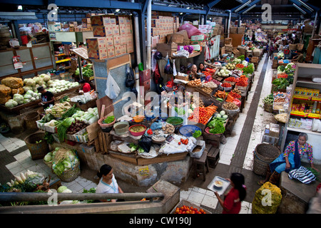 Marché traditionnel Pasar Gede en Solo (Surakarta), Java, Indonésie Banque D'Images