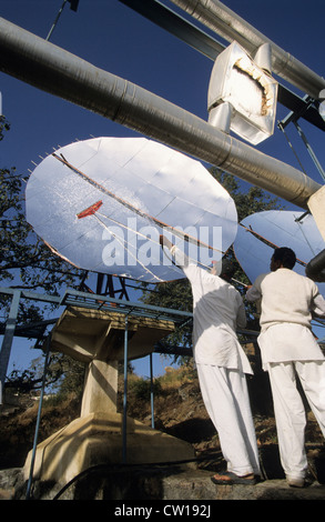 Inde Rajasthan Mount Abu , four solaire parabolique avec système de concentrateurs Brahma Kumari Ashram, le traité de la vapeur est utilisée dans la cuisine pour préparer 20,000 repas par jour Banque D'Images