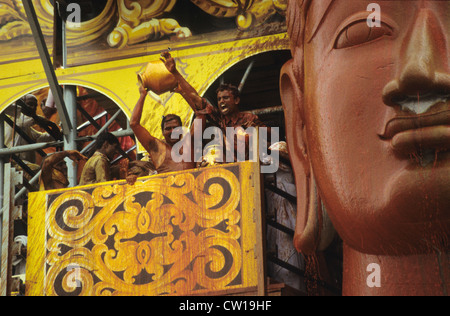 L'INDE, l'état du Karnataka, Hassan district, Shravana Belagola , le Jaïnisme, Jain, Grand festival Mahamastakabisheka consécration, à sculpture monolithique de granit de Saint Seigneur Bahubali, le 57 pieds de statue est taillée dans un seul morceau de rocher en date du 981 après JC et est l'un des plus grands des statues dans le monde, le festival a lieu qu'une fois tous les 12 ans, des milliers de partisans de jain se réunir et verser les liquides d'épices colorées, le lait, le sucre en poudre et fleurs sur la statue d'une construction, religieux face pierre gros gros -image prise au cours de l'année 1994 du festival Banque D'Images