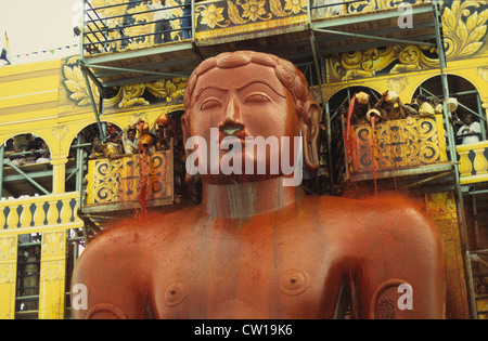 L'INDE, l'état du Karnataka, Hassan district, Shravana Belagola , le Jaïnisme, Jain, Grand festival Mahamastakabisheka consécration, à sculpture monolithique de granit de Saint Seigneur Bahubali, le 57 pieds de statue est taillée dans un seul morceau de rocher en date du 981 après JC et est l'un des plus grands des statues dans le monde, le festival a lieu qu'une fois tous les 12 ans, des milliers de partisans de jain se réunir et verser les liquides d'épices colorées, le lait, le sucre en poudre et fleurs sur la statue d'une construction, religieux face pierre gros gros -image prise au cours de l'année 1994 du festival Banque D'Images
