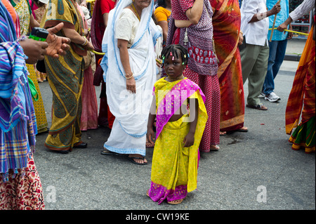 Des centaines de membres de la religion Hare Krishna dans leur rapport annuel mars Ratha Yatra parade Banque D'Images