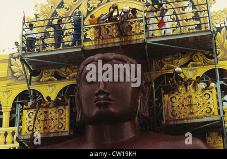 L'INDE, l'état du Karnataka, Hassan district, Shravana Belagola , le Jaïnisme, Jain, Grand festival Mahamastakabisheka consécration, à sculpture monolithique de granit de Saint Seigneur Bahubali, le 57 pieds de statue est taillée dans un seul morceau de rocher en date du 981 après JC et est l'un des plus grands des statues dans le monde, le festival a lieu qu'une fois tous les 12 ans, des milliers de partisans de jain se réunir et verser les liquides d'épices colorées, le lait, le sucre en poudre et fleurs sur la statue d'une construction, religieux face pierre gros gros -image prise au cours de l'année 1994 du festival Banque D'Images