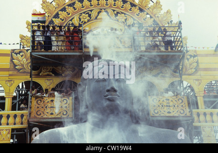 L'INDE, l'état du Karnataka, Hassan district, Shravana Belagola , le Jaïnisme, Jain, Grand festival Mahamastakabisheka consécration, à sculpture monolithique de granit de Saint Seigneur Bahubali, le 57 pieds de statue est taillée dans un seul morceau de rocher en date du 981 après JC et est l'un des plus grands des statues dans le monde, le festival a lieu qu'une fois tous les 12 ans, des milliers de partisans de jain se réunir et verser les liquides d'épices colorées, le lait, le sucre en poudre et fleurs sur la statue d'une construction, religieux face pierre gros gros -image prise au cours de l'année 1994 du festival Banque D'Images