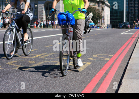 Deux cycles de les enfourcher le long d'une route à Londres Banque D'Images