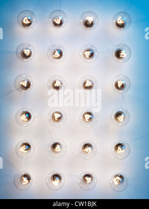 Groupe d'ampoules à incandescence éclairage tungstène sur fond bleu Banque D'Images