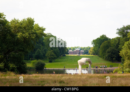 Kensington Palace avec Henry Moore sculpture 'l'Arch' dans l'avant-plan, London, UK Banque D'Images