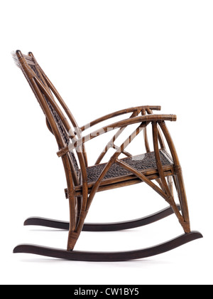 Rocking chair en bois ancien Vue de côté isolé sur fond blanc Banque D'Images