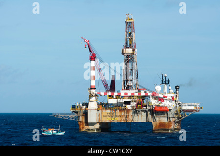 SS47 offshore oil drilling rig dans le bassin de Campos, Rio de Janeiro, Brésil. Travailler pour Petrobras. Bateau de pêche flottant autour. Banque D'Images
